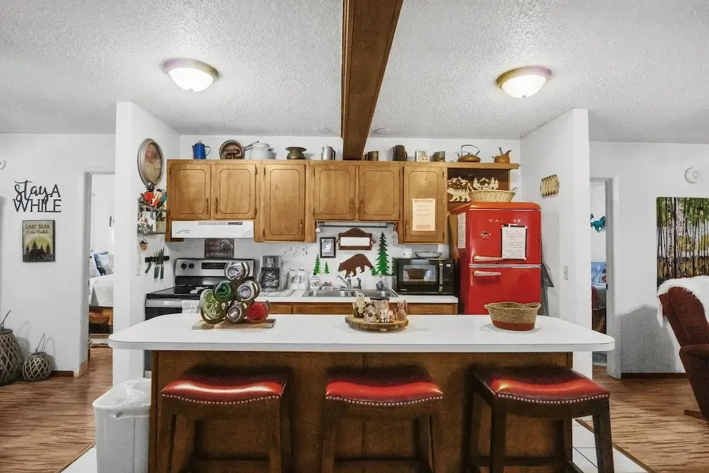 Eagle's Nest - Hot Tub, Deck & Prime Location 2 Bedroom Cabin - фото 18