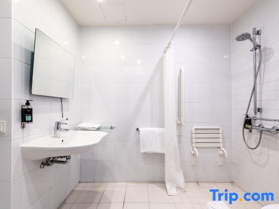 Двухместный семейный номер Standard двуспальная кровать в Premier Inn Frankfurt City Centre