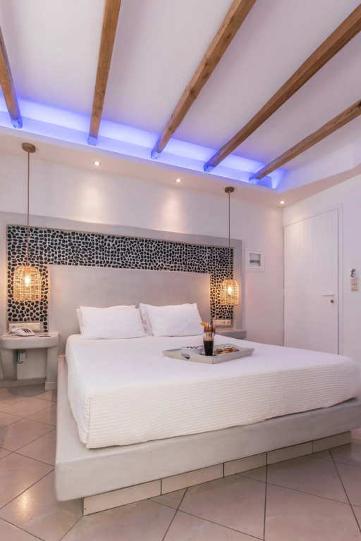 Deluxe Triple room with street view