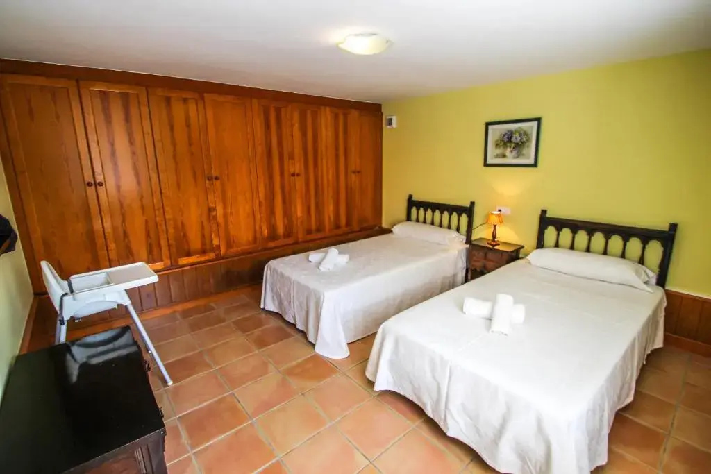 5 Bedrooms Cottage