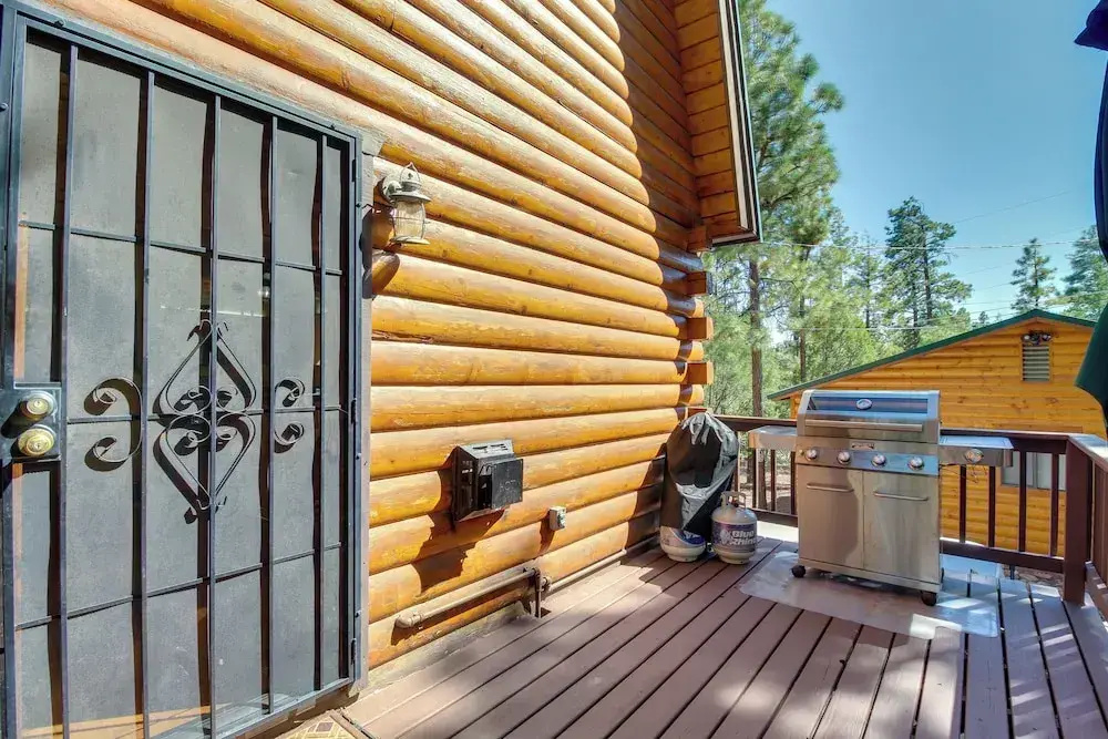 Hot Tub + Decks: Sherwood Forest Cabin