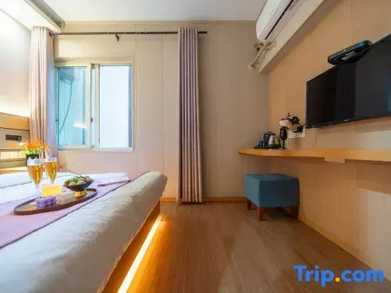 Standard Double room with city view (full double bed)