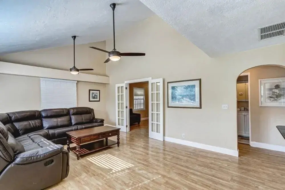 Beautifully Renovated 5 Bedroom with Guest House 5 Home by RedAwning