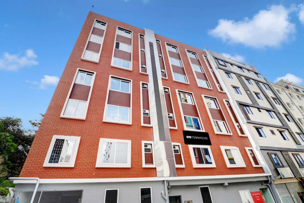 Townhouse Ecity Inn