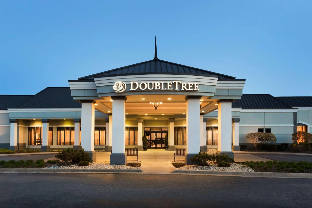 DoubleTree by Hilton Detroit - Novi - Tap to explore photos