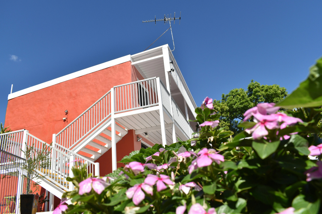 Palm Court Budget Motel Hostel/Backpackers