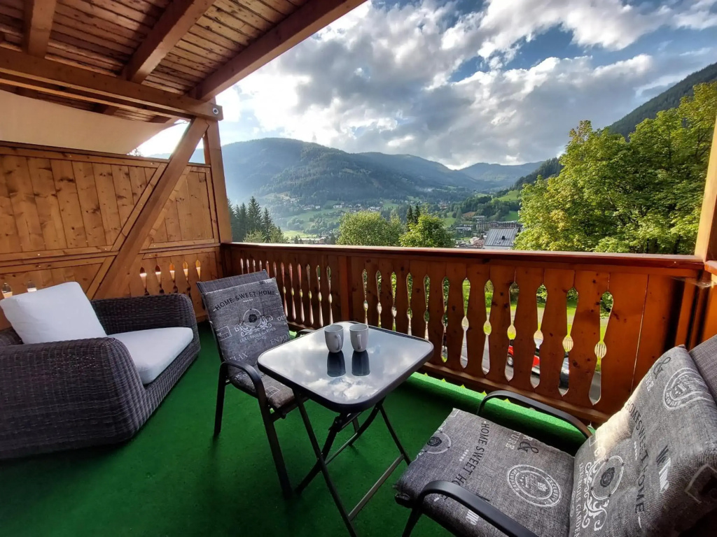 ALPENFLAIR - charming ski-to-door apartment