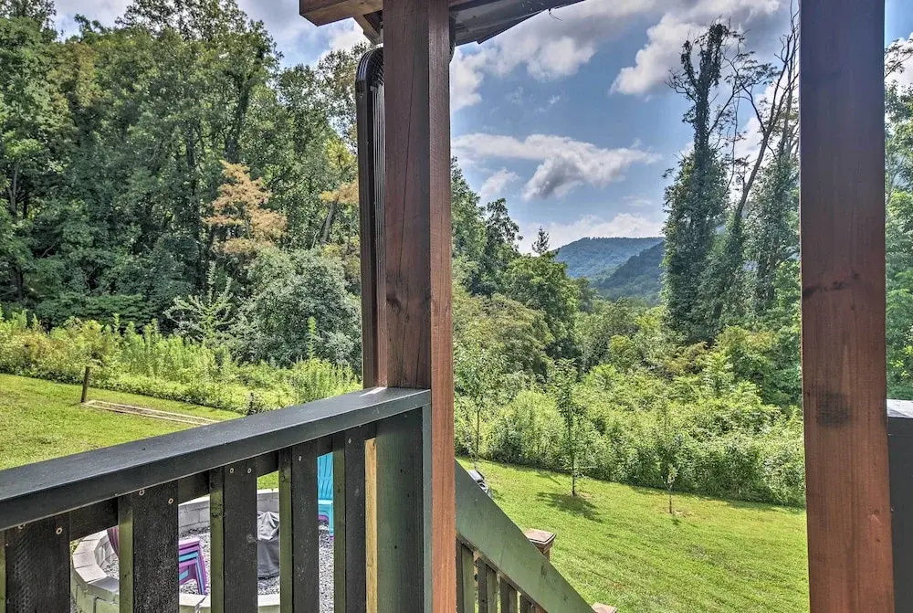 Maggie Valley Family Cabin w/ Porch & Fire Pit!