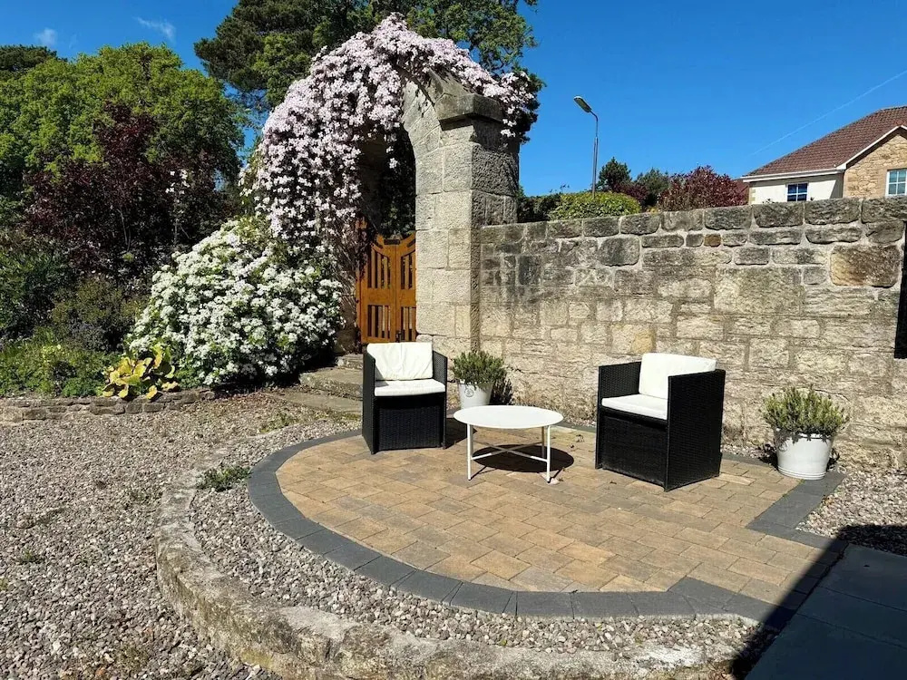 1 Bed Home - Sleeps 2 - Pets - Patio - Parking