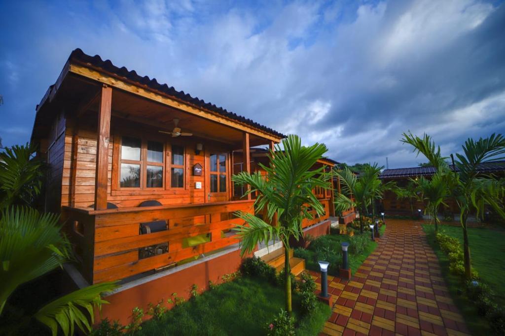 Grand Vatika Resort