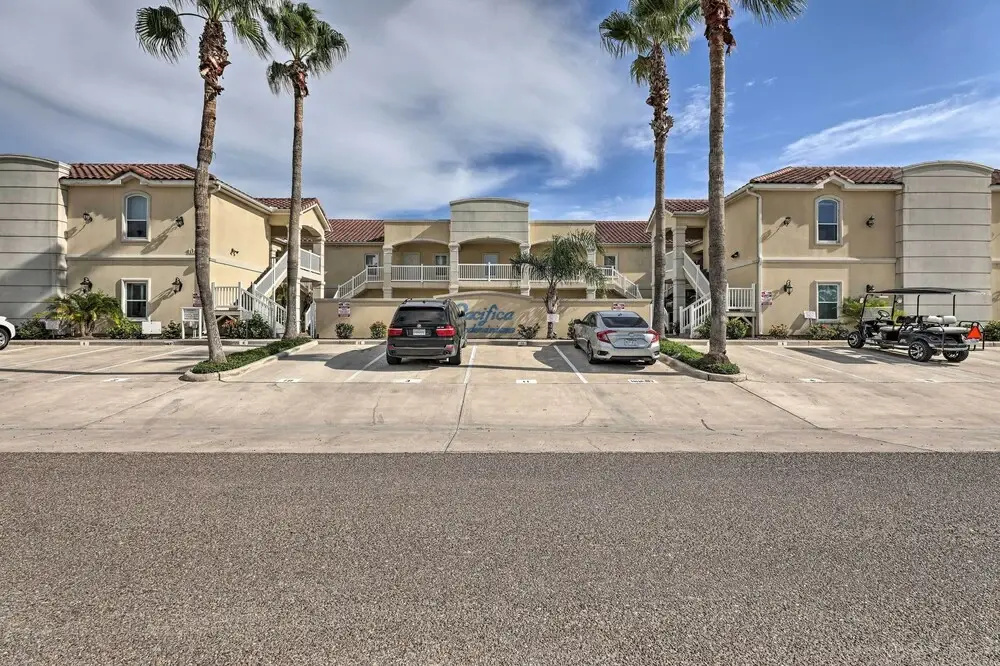 'pacifica' Condo w/ Balcony, Walk To Beach!