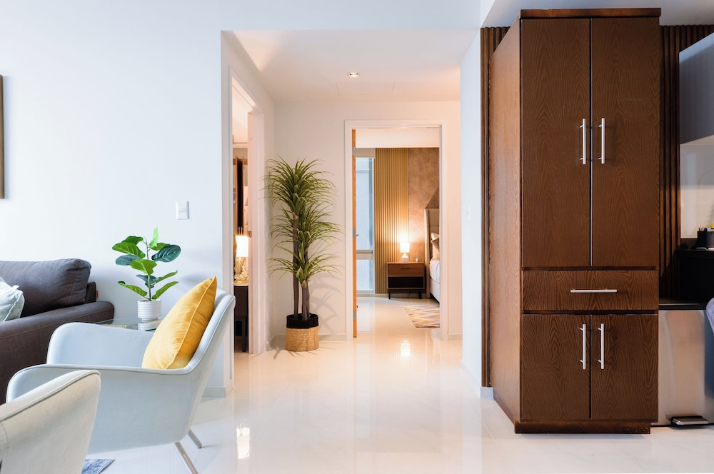 Suite with balcony and with city view