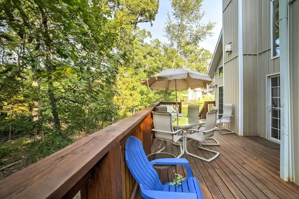 Hot Tub & Wooded Views: Lakefront Blue Eye Cottage