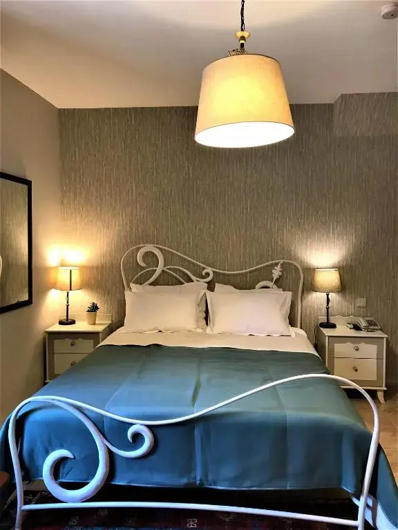 Deluxe Double room (full double bed)