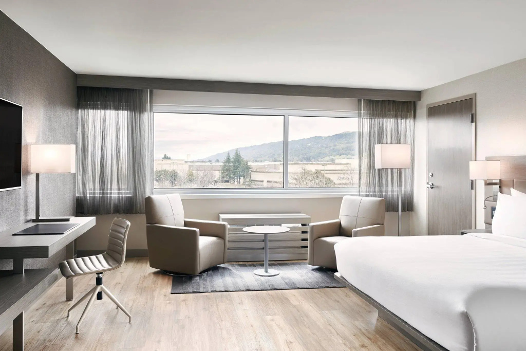 Deluxe Double room with mountain view (full double bed)