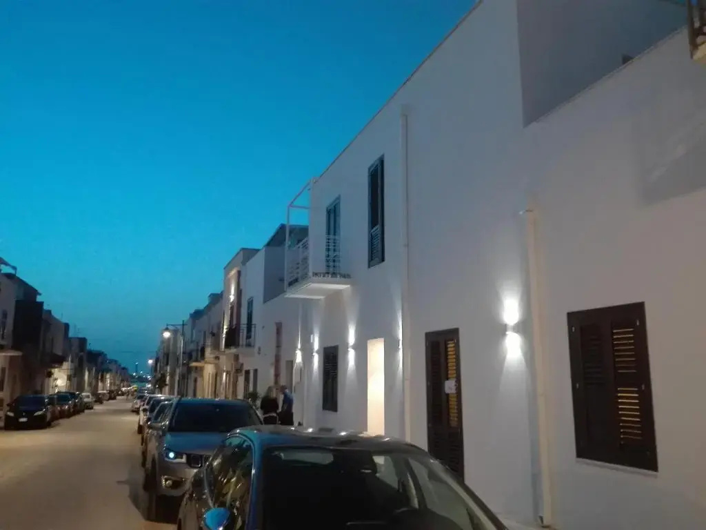 Standard Double room with street view (full double bed)