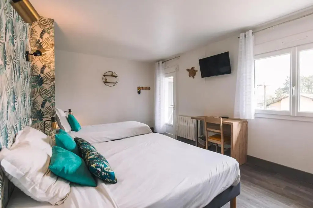 Standard Triple room with garden view