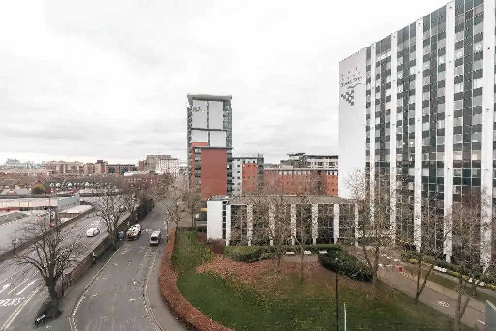 BEST PRICE! - HUGE 3 Bed 2 Bath City Centre Top Floor Apartment, Up to 10 guests - FREE SECURE PARKING - SMART TV - SINGLES OR KING SIZE BEDS