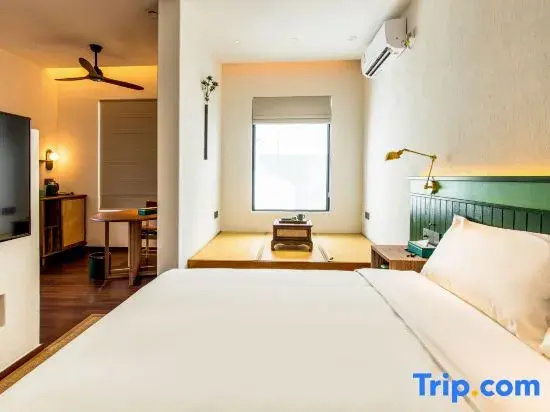 Deluxe Double room (full double bed)
