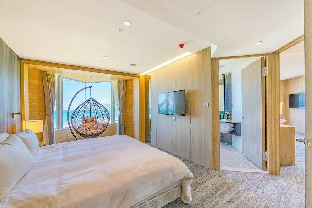 Presidential Double Suite with balcony and with ocean view (full double bed)