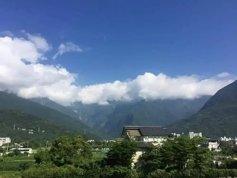 四人房，設有陽台及花園景觀