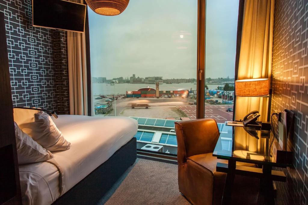 Guest  Double room with water view (full double bed)