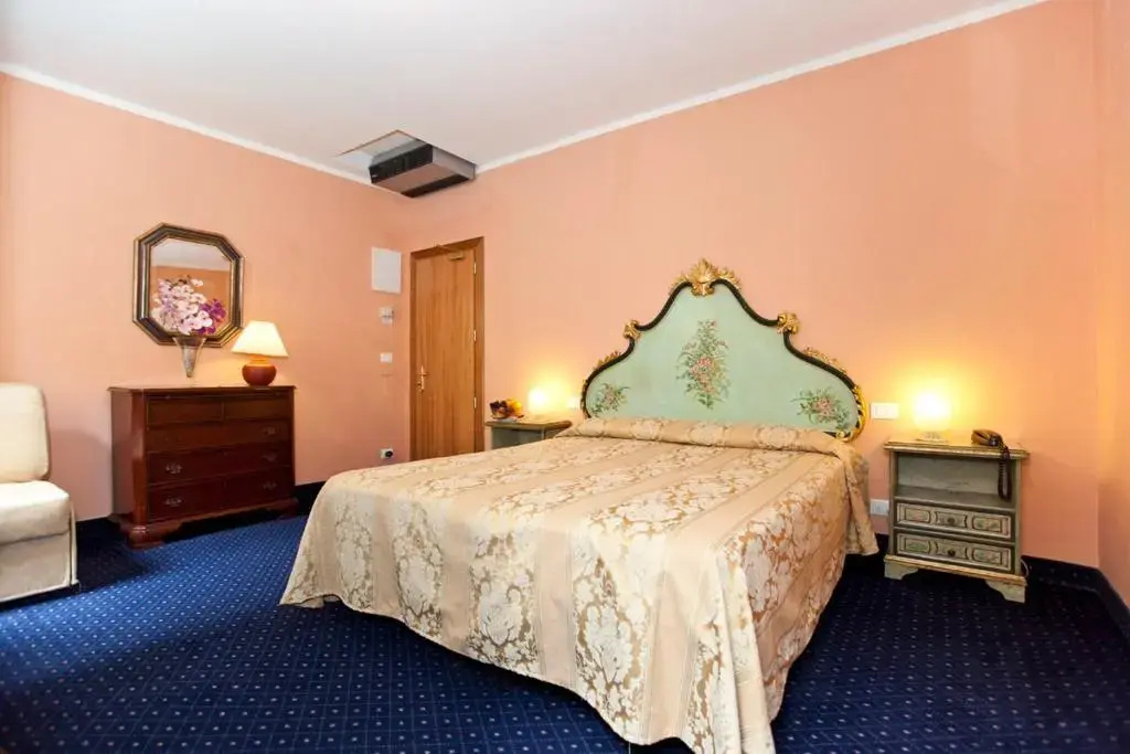 Double room (full double bed)