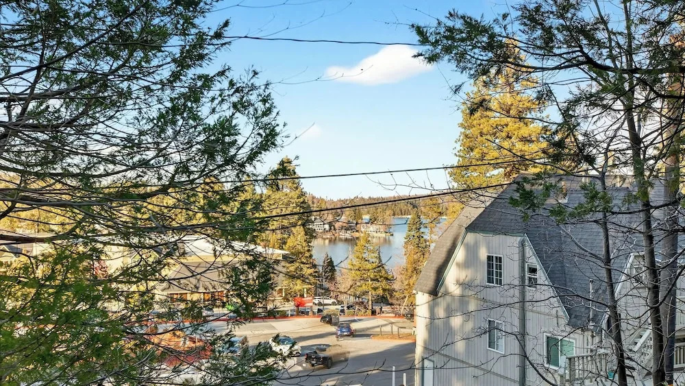 Holiday Lake Cabin by Avantstay Large Deck + Cozy Fireplace + Near Arrowhead Village