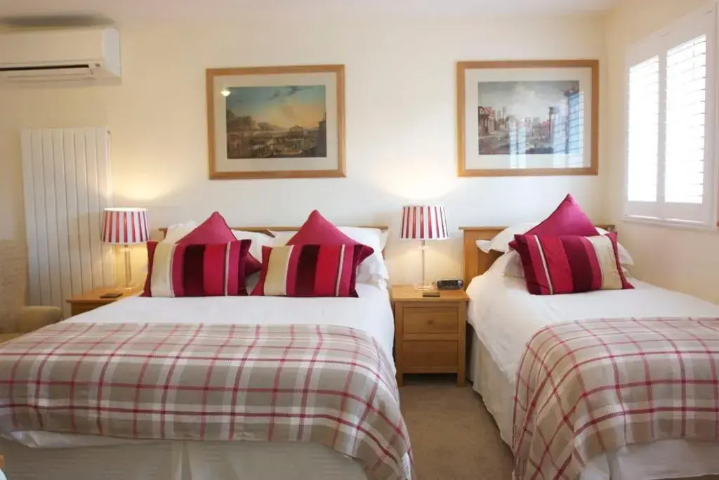 5 Bedrooms Cottage