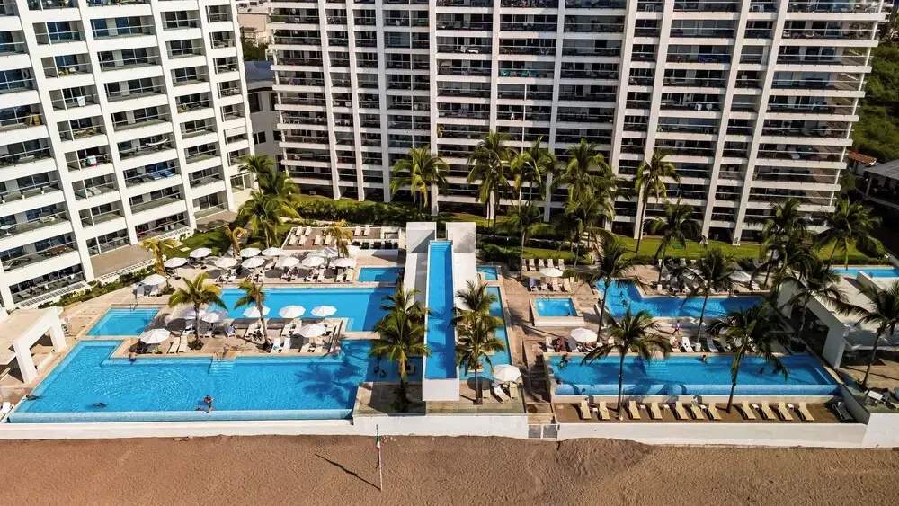 Gorgeous 1BR with Pools & Sea Views