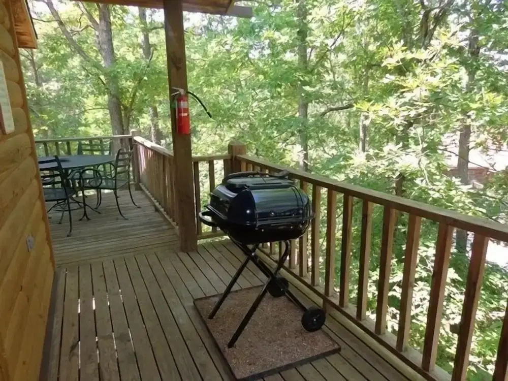 Forest view, log-sided two bedroom, two bath condo on Lake Ouachita. by RedAwning