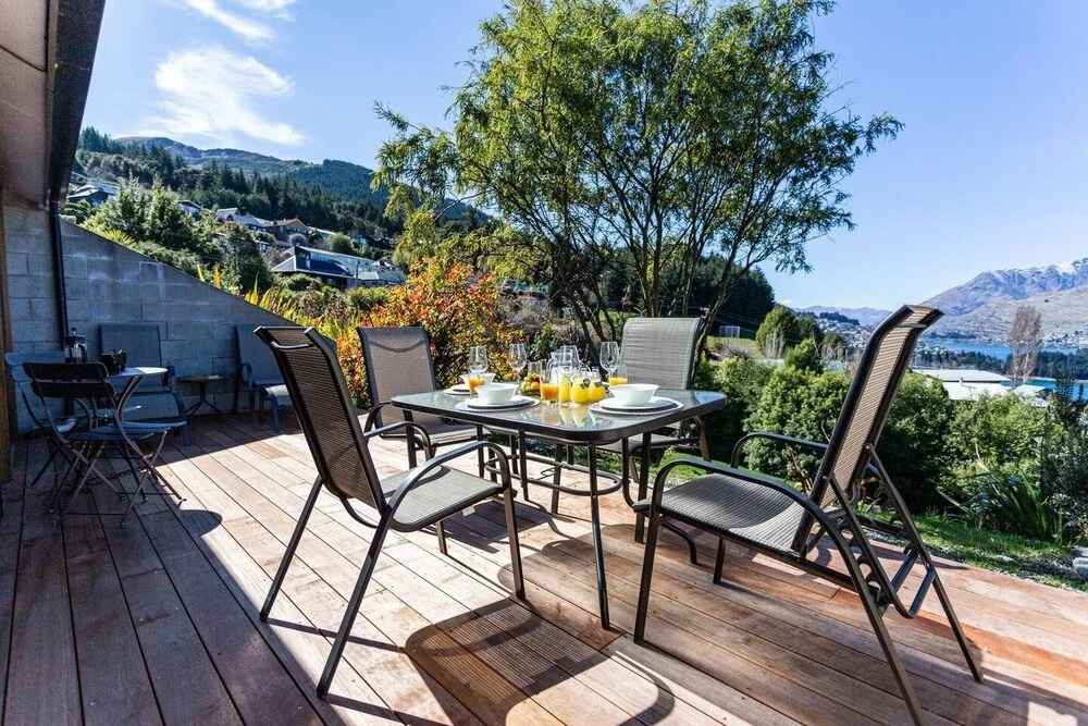 Amazing Lake View Spacious Townhouse with Parking