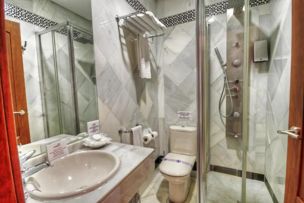 Standard Triple room with city view