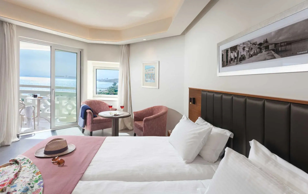 2 Bedrooms Family room Sea View