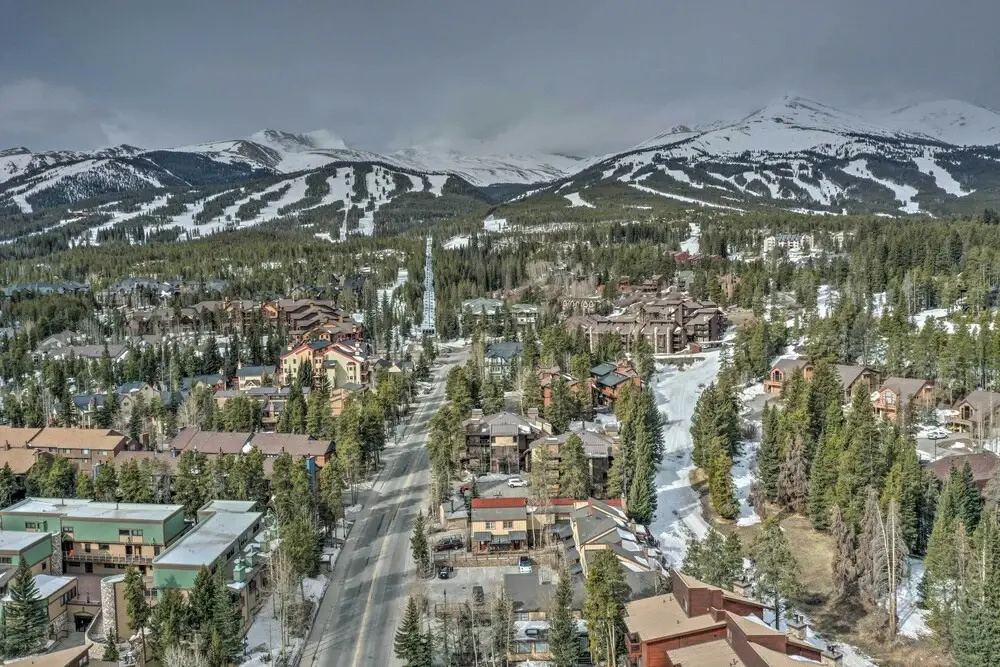 Ski-in Retreat w/ Pool Access: 2 Blocks to Main St