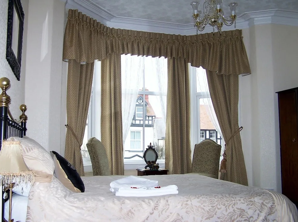Standard Double room with partial sea view (full double bed)