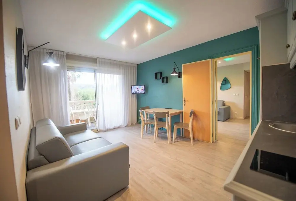 2 Bedrooms Apartment
