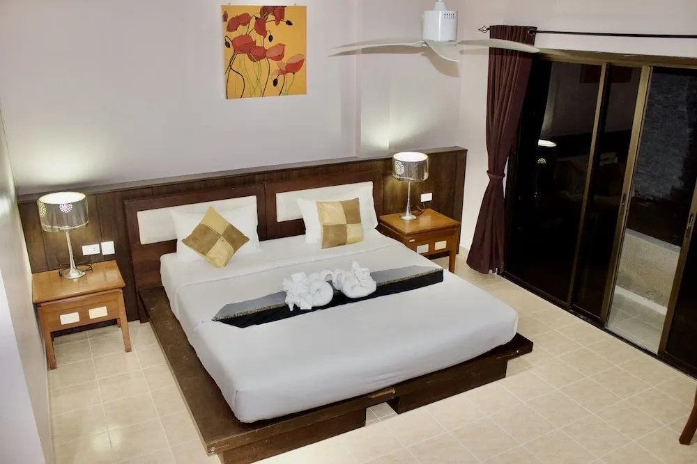 Deluxe room with balcony and with pool view