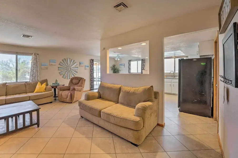 1 Mi to Lake Havasu: Home w/ Heated Pool — фото