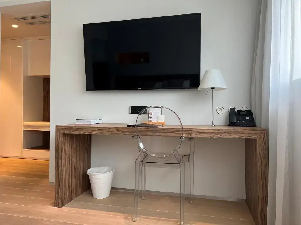 Deluxe Double room (full double bed)