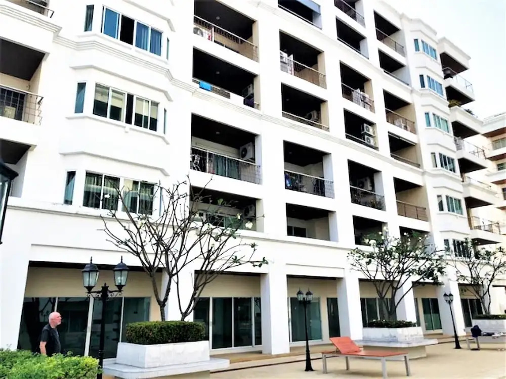 Platinum Suites, Thepprasit Road - Large top Floor Studio