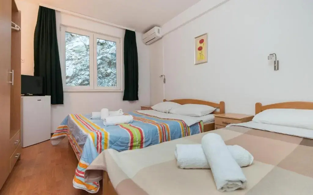 Standard Triple room with garden view