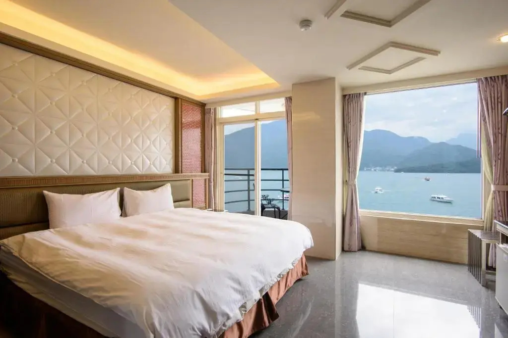 Deluxe Double room with lake view full double bed