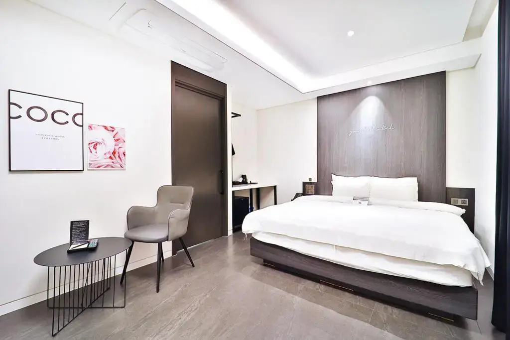 Deluxe Double room (full double bed)