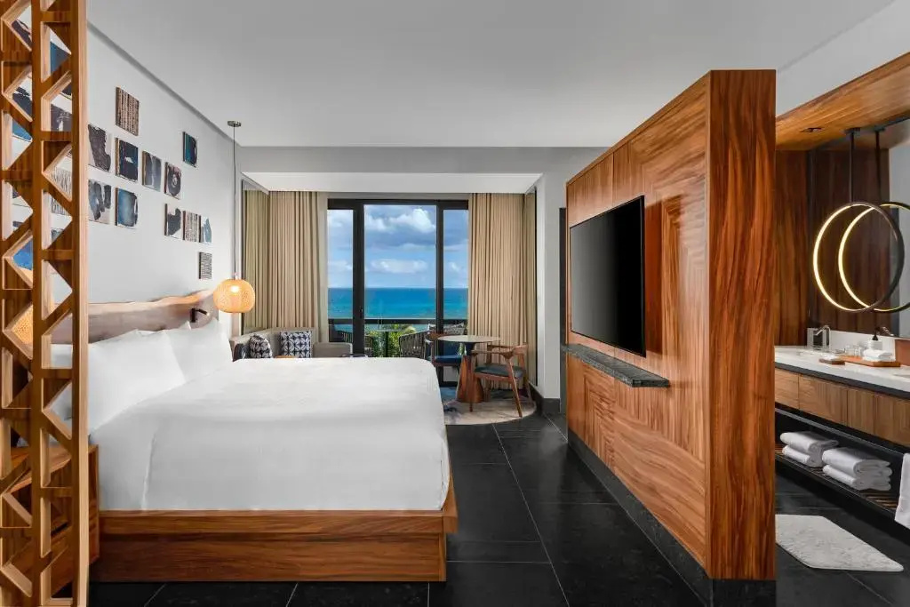 Double room with partial ocean view (full double bed)