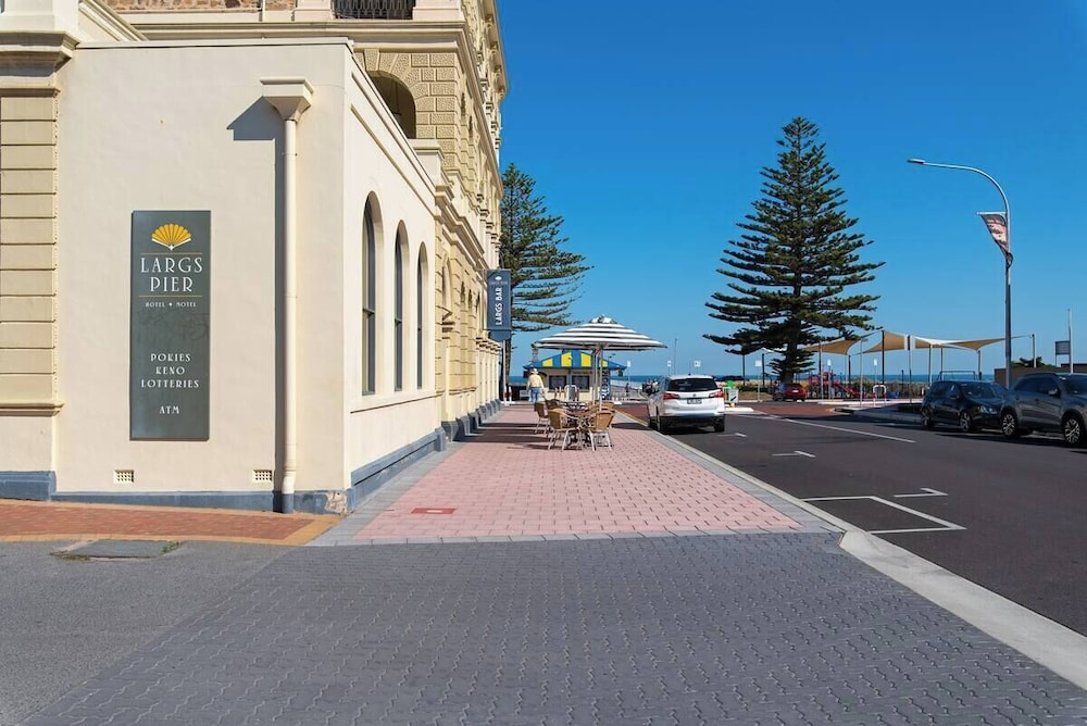 Largs Oasis - Beach and Jetty views