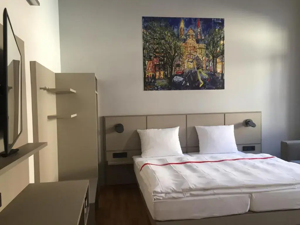 Standard Double room (full double bed)