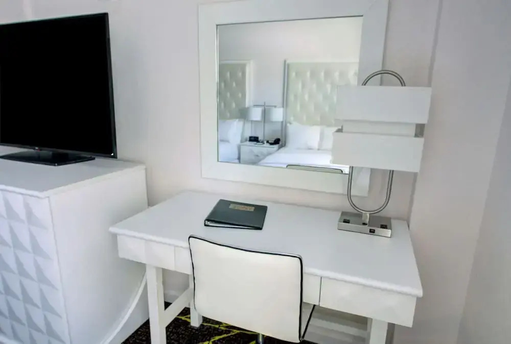 港口景觀四人房，配有雙人床