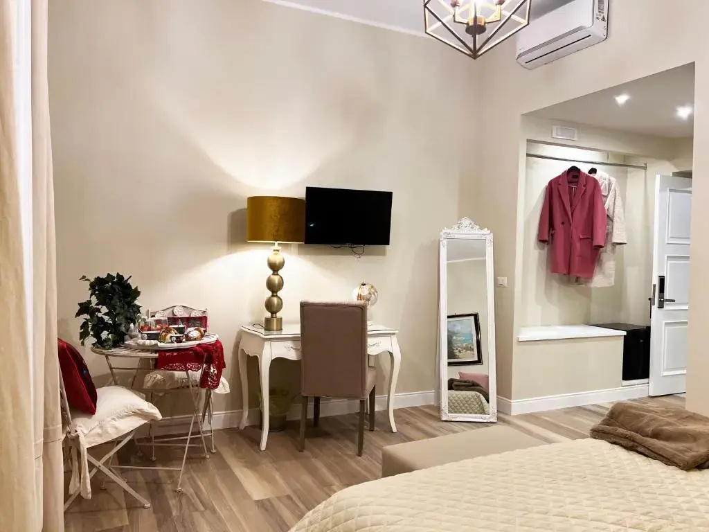 Deluxe Double room with balcony (full double bed)