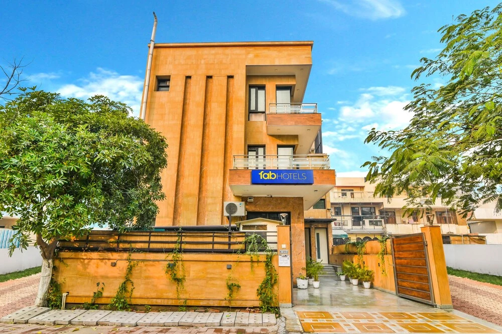 FabHotel Dee Novo Golf Course Road